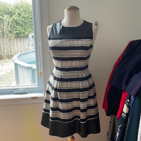 Gorgeous Rinascimento dress with imitation leather - Picture 4 of 12